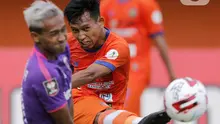 Pemain Persiraja Banda Aceh Vivi Asriza (kanan) menembak bola ke arah gawang Persita Tangerang dalam pertandingan babak penyisihan Piala Menpora 2021 di Stadion Maguwoharjo, Sleman, Rabu (24/3/2021). Persiraja menang 3-1. (Bola.com/Arief Bagus)