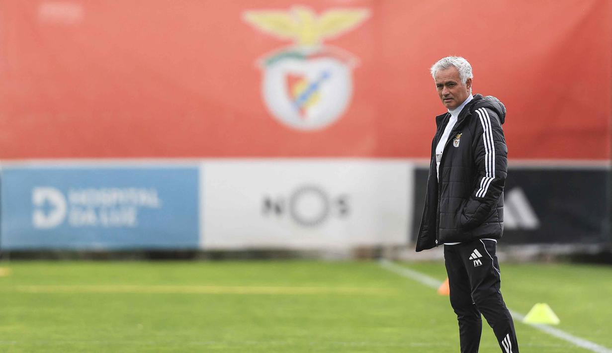 Pertemuan kedua tim juga digadang-gadang menjanjikan laga yang penuh tensi. Tampak dalam foto, pelatih Benfica, Jose Mourinho memimpin sesi latihan menjelang leg pertama play-off Liga Champions 2025/2026 melawan Real Madrid di Kampus Benfica, Seixal, pinggiran Lisbon, Portugal, pada Senin 16 Februari 2026. (PATRICIA DE MELO MOREIRA/AFP)