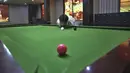 Mohammad Ikram bermain snooker dengan dagunya di sebuah klub snooker lokal di kota Samundri, Pakistan, Minggu (25/10/2020). Dia tinggal di kota pedesaan terpencil di provinsi Punjab dan kecacatan fisiknya tidak menghalangi impian masa kecilnya untuk bermain snooker. (AP Photo/Anjum Naveed)