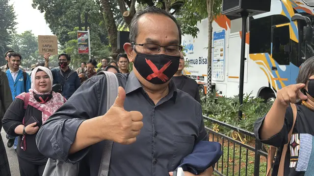 Peneliti Politik Saiful Mujani saat memenuhi panggilan Polda Metro Jaya sebagai saksi terlapor dalam kasus dugaan penghasutan, Kamis (4/6/2026). (Liputan6.com/Ady Anugrahadi)