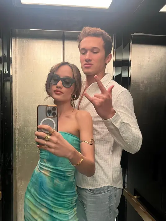 Dalam perayaan Halloween, keduanya tampil kompak cosplay kenakan outfit ala Harley Quinn dan Joker. [Foto: IG/claurakiehl].