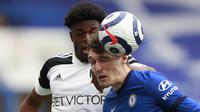 Pemain Chelsea Andreas Christensen (kanan) memenangkan duel udara dengan pemain Fulham Josh Maja. (Foto: AFP/Pool/Ian Walton)
