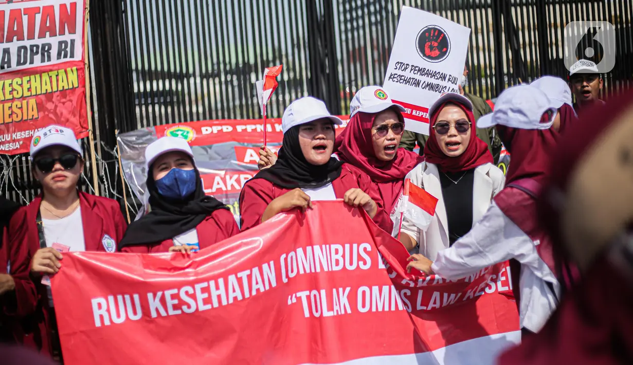 Ada juga yang bertuliskan 'Stop RUU Kesehatan Omnibus Law: Selamatkan Masa Depan Kesehatan Bangsa'. (Liputan6.com/Faizal Fanani)