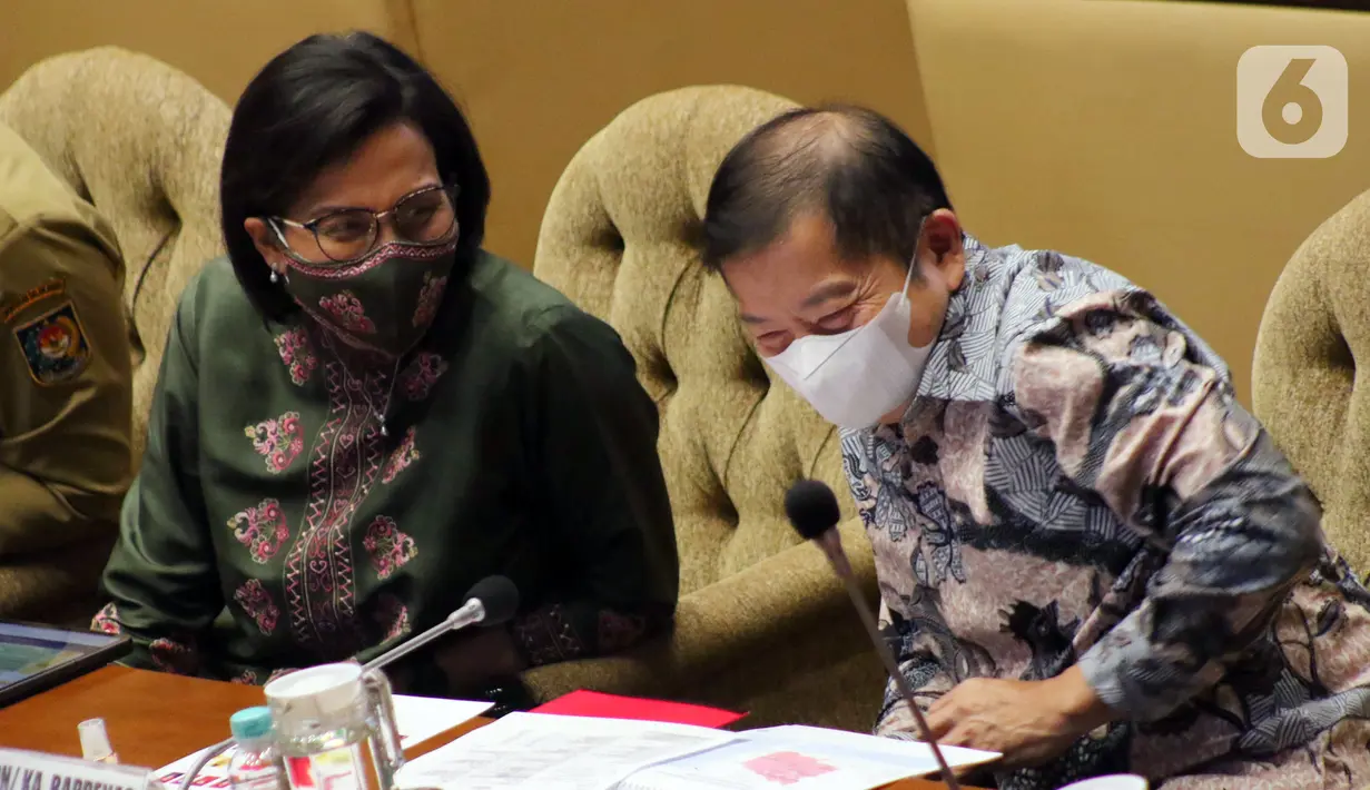 Menteri Keuangan Sri Mulyani (kiri) dan Kepala Bappenas Suharso Monoarfa berbincang saat rapat kerja dengan Komisi II di Kompleks Parlemen MPR/DPR-DPD, Senayan, Jakarta, Selasa (28/6/2022). Tiga DOB Papua ialah Provinsi Papua Selatan, Papua Tengah, dan Papua Pegunungan dengan ibu kota bertempat di Merauke, Nabire, dan Jayawijaya. (Liputan6.com/Angga Yuniar)