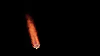 Roket Falcon 9 lepas landas dari Space Launch Complex 40 di Florida's Cape Canaveral Air Force Station, Amerika Serikat, Kamis (23/5/2019). SpaceX sebelumnya juga pernah meluncurkan satelit Starlink ke orbit tetapi gagal. (AP Foto John Raoux)