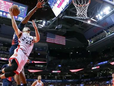 Guard Toronto Raptors, Fred Van Vleet, berusaha memasukan bola saat melawan San Lorenzo pada laga pramusim NBA di Rogers Center, Toronto, Sabtu (15/10/2016). Raptors menang 122-105 atas San Lorenzo. (USA Today Sports/Kevin Sousa)