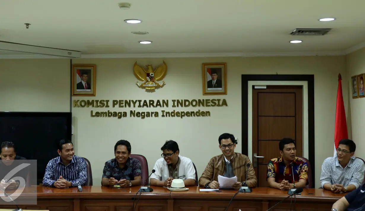 Ketua Komisi Penyiaran Indonesia (KPI), Yuliandre Darwis (ketiga kanan) mengikuti penyerahan Izin Penyelenggaraan Penyiaran (IPP) kepada 10 stasiun televisi swasta secara nasional di kantor KPI, Jakarta, Jumat (14/10). (Liputan6.com/Gempur M Surya)