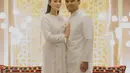 Untuk acara yang lebih spesial, Aaliyah memilih long dress dengan bahan brokat dan sentuhan payet minimalis. Dress ini bisa menjadi inspirasi bagi bumil yang ingin tampil menawan saat tasyakuran kehamilan atau acara penting lainnya. Sentuhan payet memberikan efek berkilau yang tidak berlebihan, menciptakan look yang elegan dan berkelas. [@aaliyah.massaid].