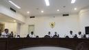Presiden Jokowi menggelar rapat kabinet terbatas bidang perekonomian di Kantor Presiden, Jakarta, Kamis (30/10/2014). (Liputan6.com/Herman Zakharia)