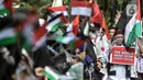 Massa yang tergabung dalam Aqsa Working Group (AWG) membawa poster dan bendera Palestina serta Indonesia saat menggelar Aksi Damai Solidaritas untuk Palestina di Kantor Kedutaan Besar Palestina untuk Indonesia. (merdeka.com/Iqbal S. Nugroho)