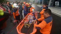 Petugas BNPB melakukan latihan penaggulangan bencana di Gedung BNPB, Jakarta, Selasa (24/4). Simulasi ini melatih kesiapan menjelang peringatan apel Hari Kesiapsiagaan Bencana (HKB) pada Kamis, 26 April 2018. (Merdeka.com/Imam Buhori)
