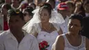 Seorang mempelai wanita terlihat menghadiri pernikahan massal di Managua, Nikaragua, Selasa  (14/2/2023). Acara tersebut diselenggarakan oleh stasiun radio Sandinista "La Nueva Radio Ya", dan sekitar 263 pasangan menikah di Lapangan Revolusi. (AP Photo/Inti Ocon)