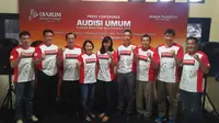 Pencari bakat pada Audisi Umum Djarum Beasiswa Bulutangkis 2017 di Surabaya berfoto bersama, Jumat (4/8/2017). (Bola.com/Fahrizal Arnas)