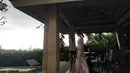 <p>Hwang Jung Eum juga menikmati suasana di penginapan. Dia mengenakan long dress floral dengan rambut yang dikuncir kuda. (Foto: Instagram/ jungeum84)</p>