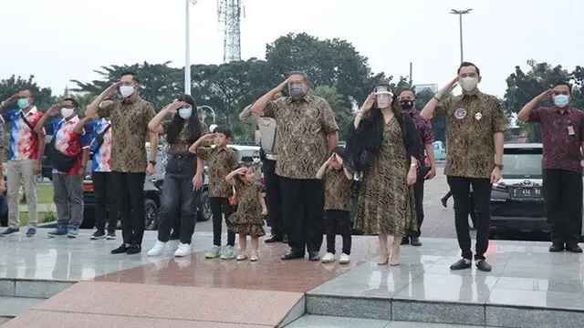 7 Momen Keluarga SBY Ziarah ke Makam Ani Yudhoyono di Hari Ulang Tahun Pernikahan