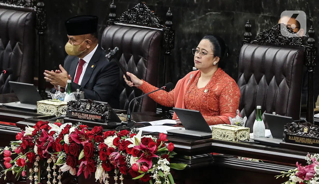 Ketua DPR Puan Maharani memimpin rapat Paripurna pembukaan masa persidangan I DPR tahun sidang 2022-2023 di Gedung Nusantara, Kompleks Parlemen, Senayan, Jakarta, Selasa (16/8/2022). Rapat paripurna ini juga dihadiri oleh Presiden Joko Widodo (Jokowi). Jokowi hadir sekaligus menyampaikan pidatonya terkait nota keuangan RUU APBN 2023. (Liputan6.com/Johan Tallo)