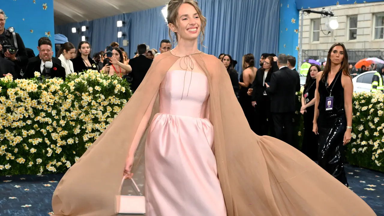 Maya Hawke dalam Met Gala 2025. (ANGELA WEISS / AFP)