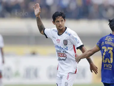 Striker Bali United, Irfan Bachdim, dikawal Gelandang Persib, Kim Kurniawan, pada laga Liga 1 Indonesia di Stadion Si Jalak Harupat, Bandung, Kamis (21/9/2017). Persib bermain imbang 0-0 dengan Bali United. (Bola.com/M Iqbal Ichsan)