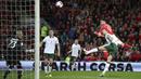 Striker Wales, Hal Robson-Kanu, menyundul bola saat melawan Irlandia pada laga kualifikasi Piala Dunia 2018 di Stadion Cardiff City, Cardiff, Senin (9/10/2017). Wales kalah 0-1 dari Irlandia. (AP/Nigel French)