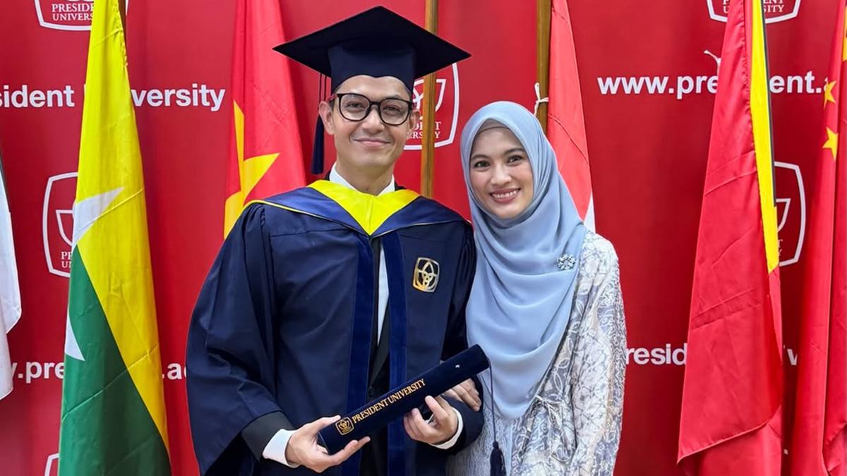 4 Potret Alyssa Soebandono Pakai Tunik Batik, Anggun Dampingi Dude Harlino Wisuda