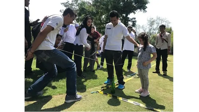 Emil Dardak menemani putri pertamanya saat mengikuti lomba Agustusan.