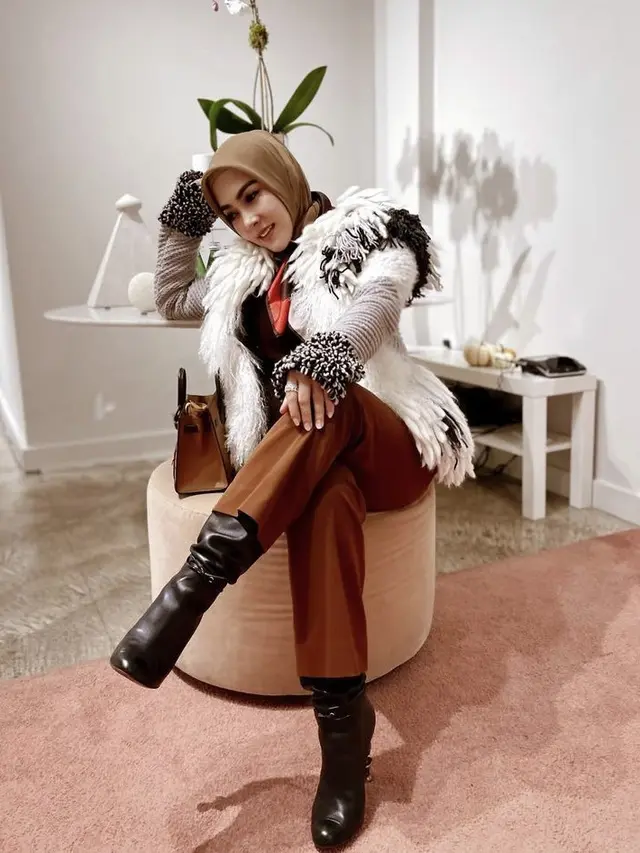 Jaket rajut Syahrini dengan harga fantastis/dok. (@princessyahrini)