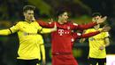 Pemain Dortmund, Lukasz Piszczek (kiri) dan Pemain Bayern Munich, Robert Lewandowski saling menghalangi pada lanjutan Bundesliga 2015-2016 di Stadion Signal Iduna Park ,Dortmund, Minggu (5/3/2016) dini hari WIB. (AFP/Patrik Stollarz)