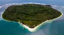 Pada 2023, Desa Pulau Baguk masuk daftar 18 desa wisata terbaik di Nusantara menurut Kementerian Desa, Pembangunan Daerah Tertinggal, dan Transmigrasi (Kemendes PDTT). Tampak foto udara memperlihatkan perahu nelayan di Pulau Panjang, yang pernah menjadi objek sengketa batas pulau antara Aceh dan Sumatra Utara, di Singkil, Provinsi Aceh bagian selatan, pada Rabu 12 November 2025. (CHAIDEER MAHYUDDIN/AFP)