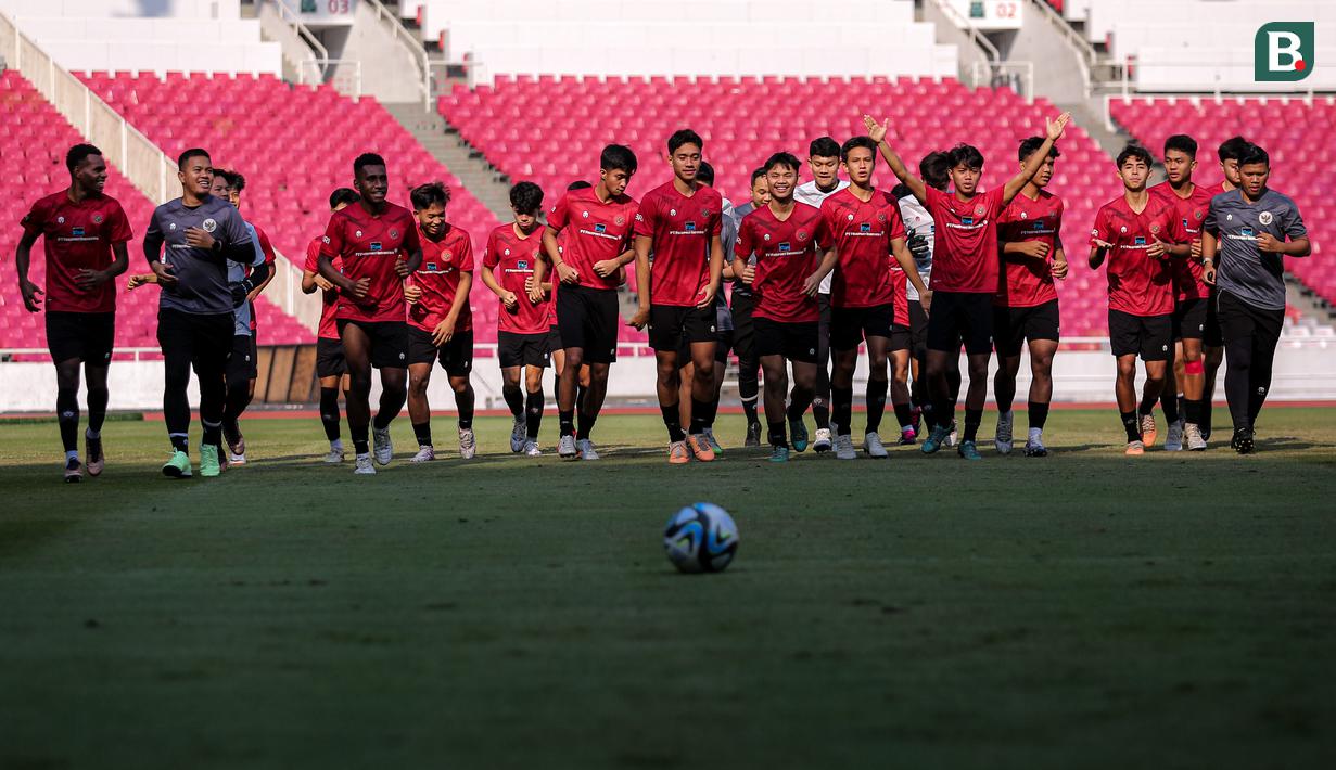 Sejumlah pemain Timnas Indonesia U-17 melakukan pemanasan saat latihan persiapan menjelang Piala Dunia U-17 2023 di Stadion Utama Gelora Bung Karno (SUGBK), Senayan, Jakarta, Senin (30/10/2023). (Bola.com/Bagaskara Lazuardi)