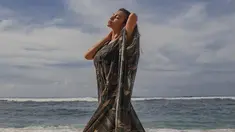 Ariel Tatum dikenal publik sebagai selebritas yang cantik dan memiliki badan ideal. Badan ideal Ariel Tatum terkadang bikin gagal fokus netizen. Seperti saat ia berpose candid di pantai yang memperlihatkan sisi menawan Ariel ketika menikmati suasana syahdu deburan ombak. (Liputan6.com/IG/@arieltatum)