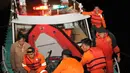 Tim penyelamat kembali ke pelabuhan usai pencarian korban hilang KM Sinar Bangun yang tenggelam di Danau Toba, Sumatera Utara, Senin (18/6). Cuaca buruk memaksa tim penyelamat sempat menunda pencarian. (AFP Photo/Lazuardy Fahmi)