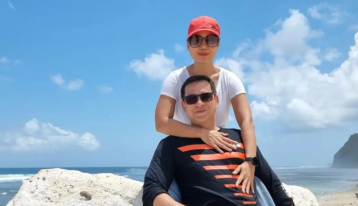 Menemani Ari Wibowo touring, Inge kenakan crop top putih dan jeans. Sementara Ari masih konsisten dengan serba hitam [@ariwibowo_official]