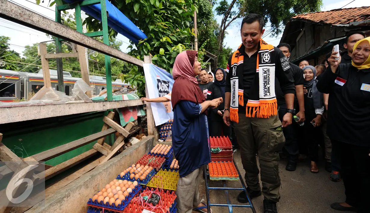 Cagub DKI Jakarta, Agus Harimurti Yudhoyono (kanan) berbincang dengan warga saat sosialisasi di Jalan Menteng Raya, Jakarta, Kamis (22/12). Sebelumnya, Agus berkeliling ke beberapa RW di kawasan Menteng Tenggulun. (Liputan6.com/Helmi Fithriansyah)