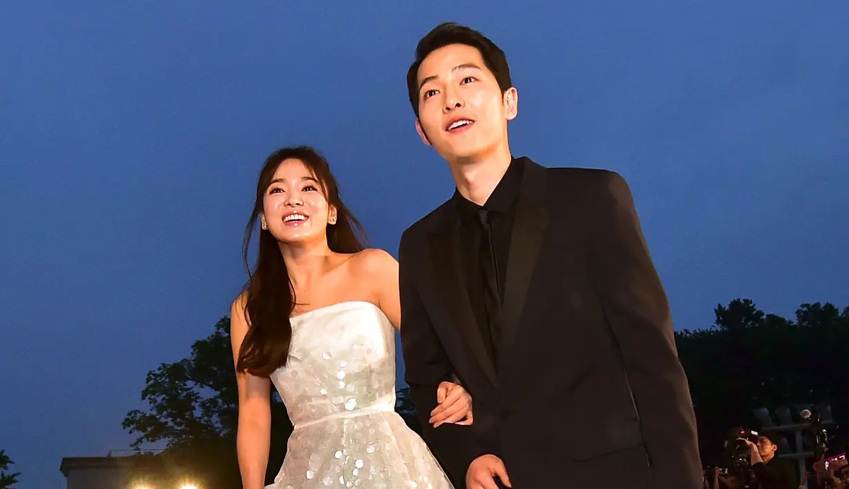 Song Joong Ki dan Song Hye Kyo merupakan pasangan yang sangat disukai oleh publik. Bahkan banyak pihak yang berharap agar pasangan yang dijuluki Song Song Couple ini didoakan punya anak. (JUNG YEON-JE/AFP)