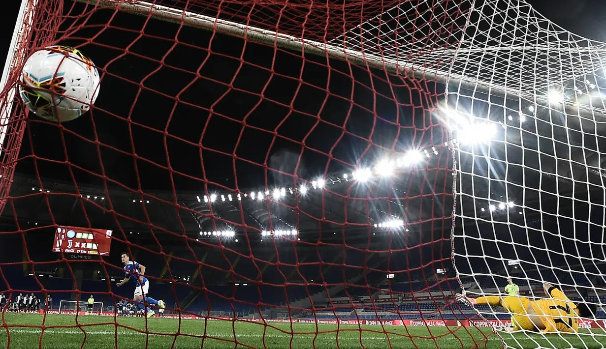 Pemain Napoli Arkadiusz Milik (kiri) mencetak gol ke gawang Juventus yang dijaga Gianluigi Buffon pada final Coppa Italia di Olympic Stadium, Roma, Italia, Rabu (17/6/2020). Napoli menjadi juara Coppa Italia 2019-2020 setelah mengalahkan Juventus lewat drama adu penalti. (Filippo MONTEFORTE/AFP)