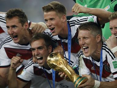 Sejak pertama kali digelar pada 1930, turnamen sepak bola antar-negara sejagat, Piala Dunia telah digelar dalam 21 edisi hingga 2018 lalu. Tercatat ada 6 negara yang paling banyak tampil di partai final (lebih dari dua kali) untuk memperebutkan gelar juara. (AFP/Adrian Dennis)