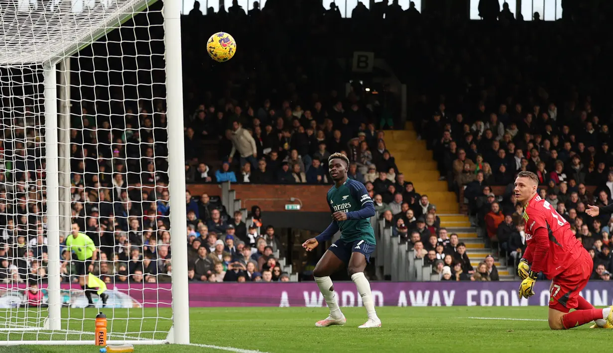 Dalam laga menghadapi Arsenal, Bernd Leno mampu tampil solid selama 90 menit, meski harus kebobolan terlebih dahulu pada menit kelima. Sepanjang laga ia mampu membuat tiga kali penyelamatan gemilang. Secara keseluruhan, persentase keberhasilan Bernd Leno dalam melakukan penyelamatan mencapai 67 persen. (AFP/Adrian Dennis)