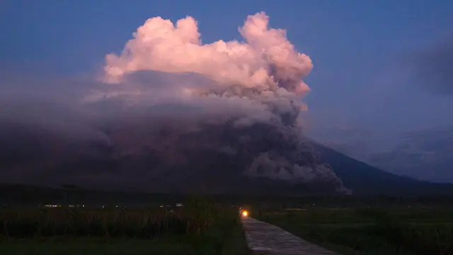 Gunung Semeru Erupsi, Muntahkan Material Vulkanik Setinggi 1.500 Meter