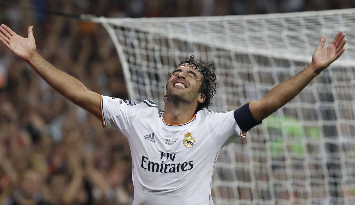 Mantan pemain Real Madrid, Raul Gonzalez, semasa kecil sangat mengidolai klub Atletico Madrid. Pada tahun 1992, ia bermain untuk tim yunior Atletico Madrid. (EPA/Alberto Martin)