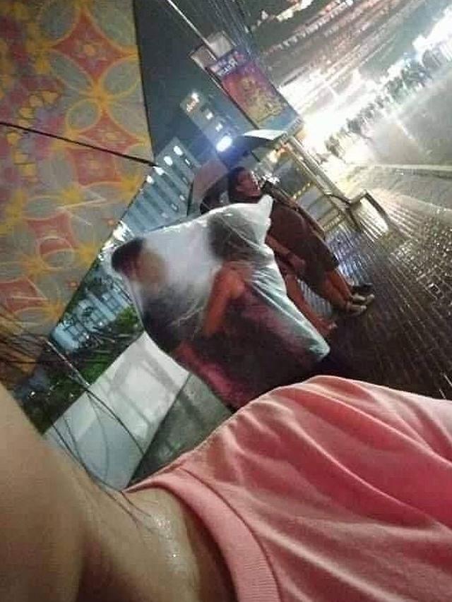 6 Momen Pacaran saat Hujan Ini Nyeleneh, Bikin Elus Dada