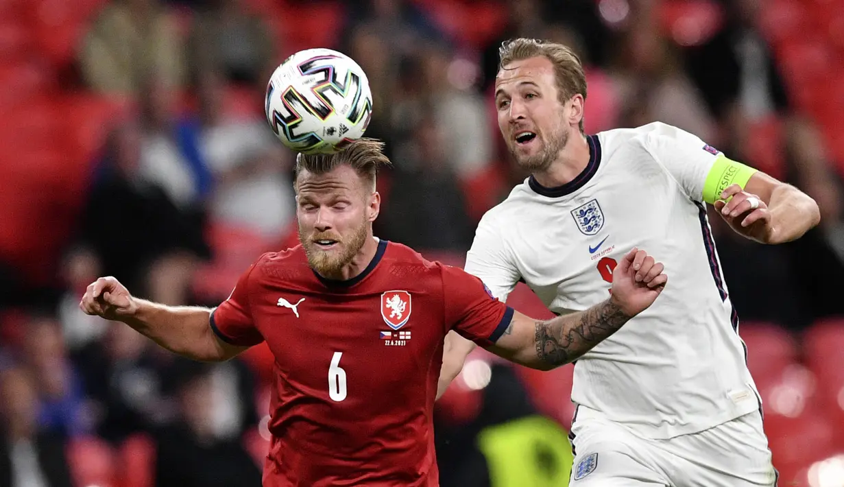 Harry Kane kurang mendapat pasokan bola-bola matang dari para pendukungnya di 'Three Lions'. Kane sendiri sudah menegaskan bahwa titel juara lebih penting dibandingkan gelar personal seperti sepatu emas Euro 2020. (Foto: AP/Pool/Justin Tallis)