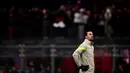 Pemain AC Milan, Zlatan Ibrahimovic saat menjalani sesi pemanasan sebelum pertandingan melawan Torino dalam laga lanjutan pekan ke-22 Serie A musim 2022/2023, Sabtu (11/2/2023) dini hari WIB. Walau tidak ikut bermain, kehadiran pemain dengan julukan Indiana Jones tersebut di San Siro rupanya membawa aura positif bagi Milan. (AFP/Marco Bertorello)
