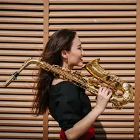 ilustrasi perempuan pecinta jazz/Photo by Damir Kopezhanov on Unsplash