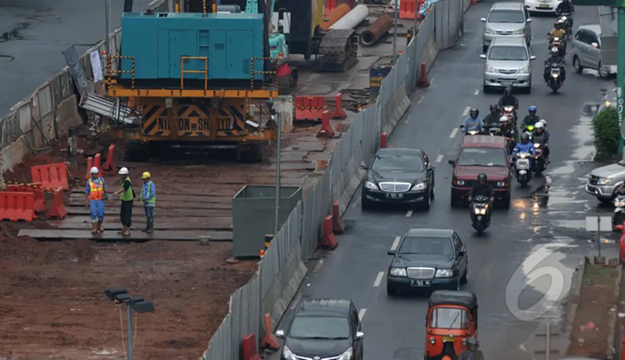Pekerja menyelesaikan pembangunan proyek Mass Rapid Transit (MRT) di Kawasan Blok M, Jakarta, Selasa (3/3/2015). (Liputan6.com/Johan Tallo)