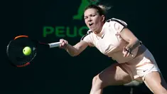 Petenis unggulan pertama, Simona Halep mengembalikan bola ke arah petenis Prancis, Oceane Dodin pada babak kedua Miami Terbuka di Crandon Park, Kamis (22/3). Simona Halep berjuang keras menyingkirkan Océane Dodin dengan 3-6, 6-3, 7-5.  (AP/Lynne Sladky)