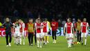 Pemain Ajax Amsterdam tampak lesu usai ditahan imbang Juventus pada laga Liga Champions di Stadion Johan Cruyff, Rabu (10/4). Kedua tim bermain imbang 1-1. (AP/Peter Dejong)