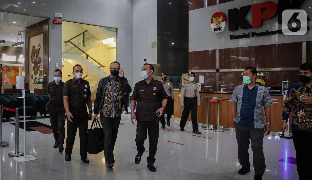 Mantan pejabat Ditjen Pajak Kementerian Keuangan (Kemenkeu) Rafael Alun Trisambodo yang juga ayah Mario Dandy usai menjalani pemeriksaan di Gedung Komisi Pemberantasan Korupsi (KPK), Jakarta, Rabu (1/3/2023). Sebelumnya, masyarakat menyoroti harta kekayaan Rafael Alun Trisambodo setelah anaknya, Mario Dandy Satrio melakukan penganiayaan terhadap anak pengurus GP Ansor. (Liputan6.com/Faizal Fanani)
