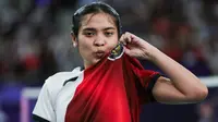 Tunggal putri Indonesia, Gregoria Mariska Tunjung berfoto merayakan kemenangan atas lawannya, wakil Korea Selatan Kim Ga-eun pada laga 16 besar nomor tunggal putri cabor bulu tangkis Olimpiade Paris 2024 di Porte de la Chapelle Arena, Paris, Kamis (1/8/2024). Gregoria Mariska Tunjung menang dalam tiga set (21-4, 8-21 dan 23-21) untuk melaju ke perempatfinal. (Dok. NOC Indonesia/Naif Muhammad Al'as)