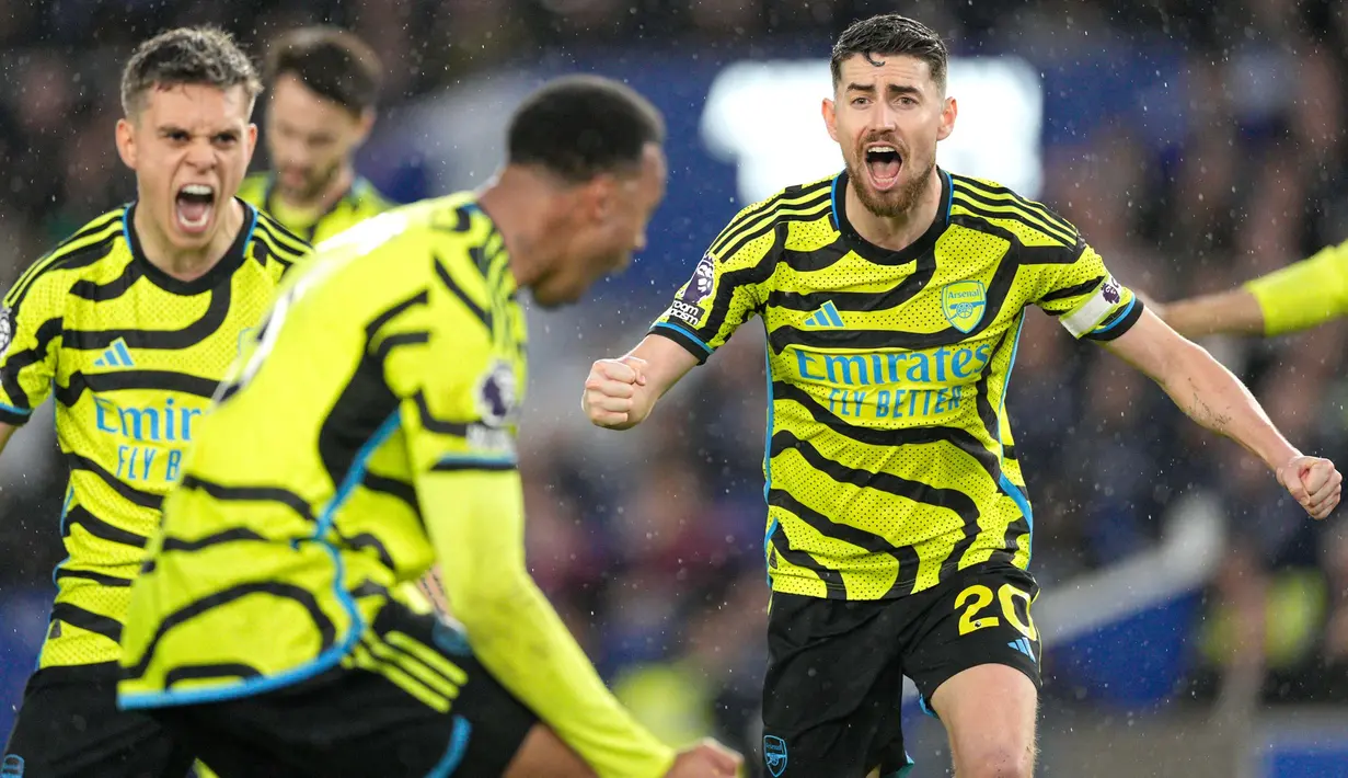 Para pemain Arsenal bereaksi saat pertandingan sepak bola Liga Primer Inggris melawan Brighton and Hove Albion di Stadion American Express Community, Brighton, Inggris, Sabtu, 6 April 2024. (AP Photo/Dave Shopland)