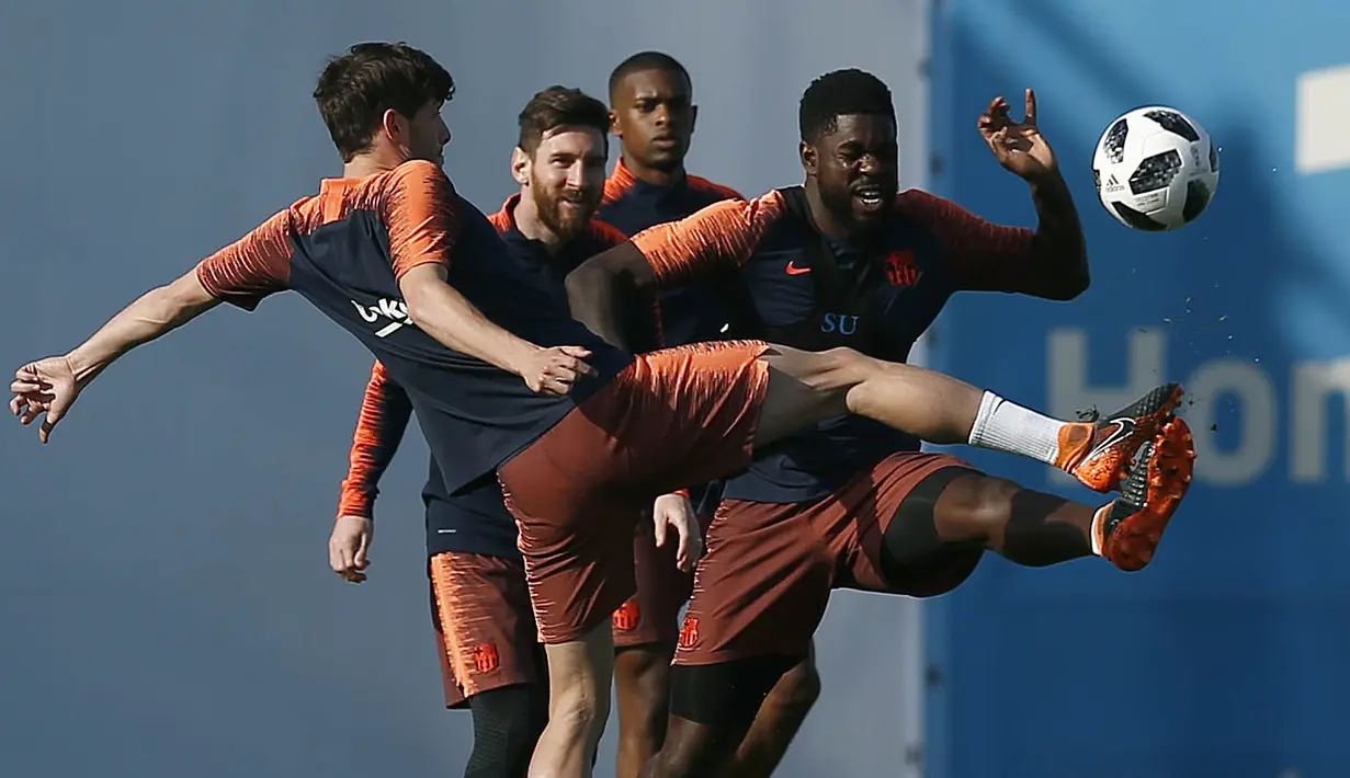 Bek Barcelona, Samuel Umtiti, berebut bola dengan Sergi Roberto, saat latihan jelang laga final Copa del Rey di Joan Gamper, Barcelona, Jumat (20/4/2018). Barcelona akan berhadapan dengan Sevilla. (AP/Manu Fernandez)